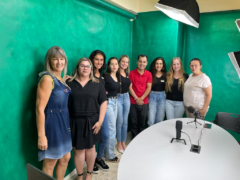 Candidatas a Soberanas e Equipe da PM de Barão de Cotegipe no estúdio do AU