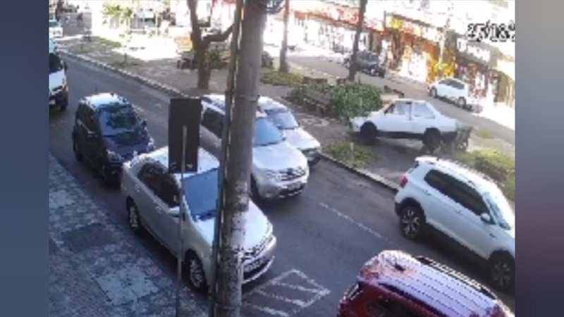 Desgovernado, veículo invade canteiro central da Avenida Maurício Cardoso 