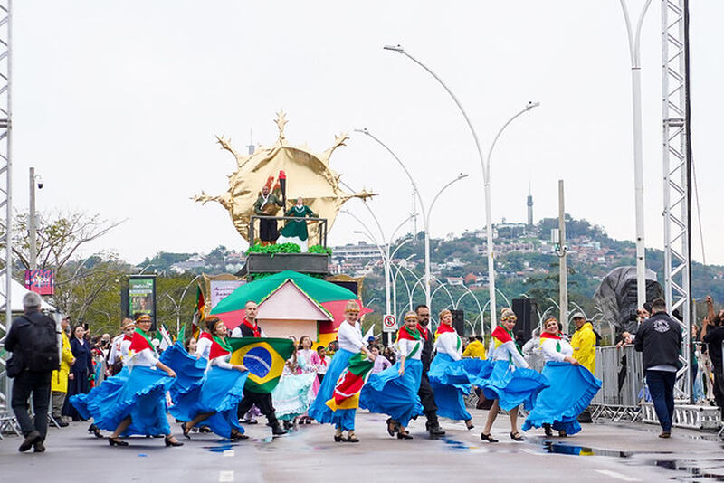 Desfile Farroupilha homenageia a tradição e a força do povo gaúcho