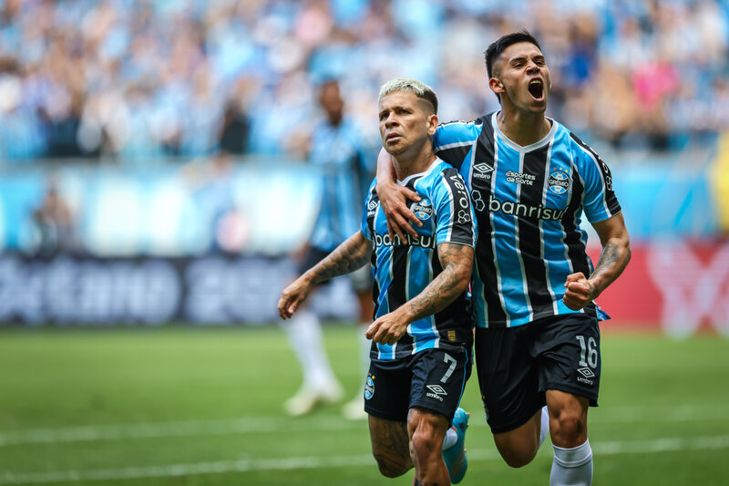 Com Arena lotada, Grêmio faz 3 a 1 no Atlético-GO