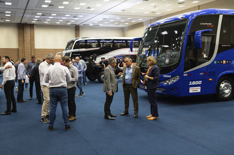 COMIL ÔNIBUS MARCA PRESENÇA EM EVENTO DE FRETAMENTO