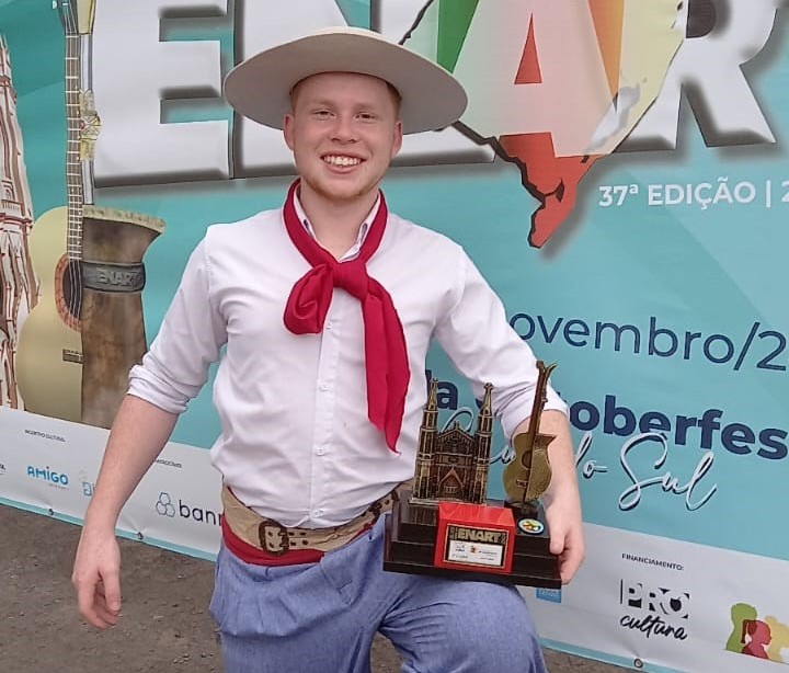 Erechim teve representante com destaque e troféu na modalidade Gaita Piano