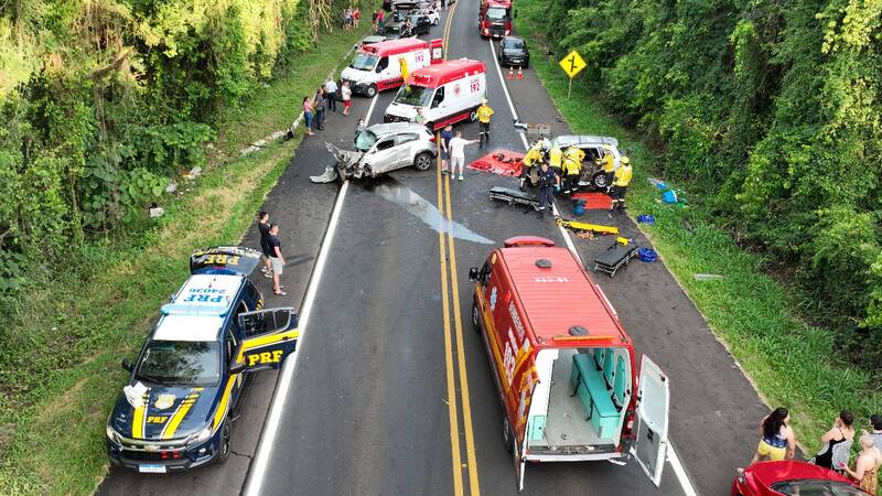 Colisão frontal de automóveis provoca três mortes na BR 282