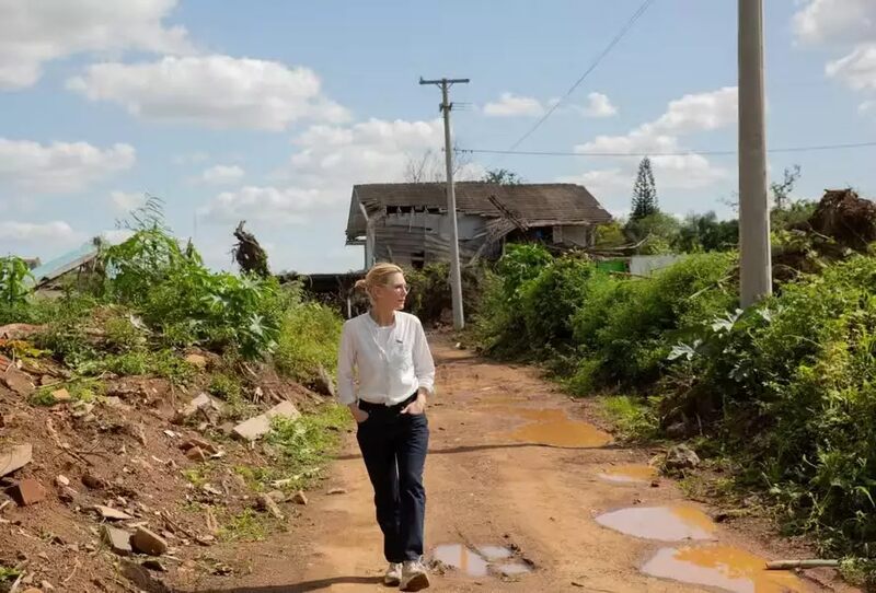 Atriz australiana Cate Blanchett visita atingidos pelas enchentes no RS