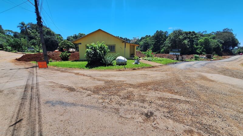 Trabalho para pavimentação na Av. Tiradentes e na Av. Julio Anzanello é intenso