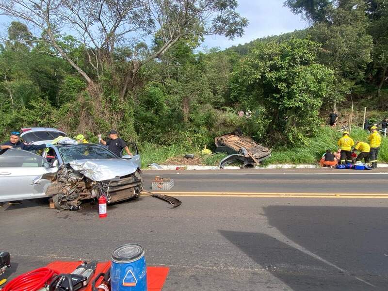 Colisão de automóveis na  SC-480 em Chapecó deixa nove vítimas