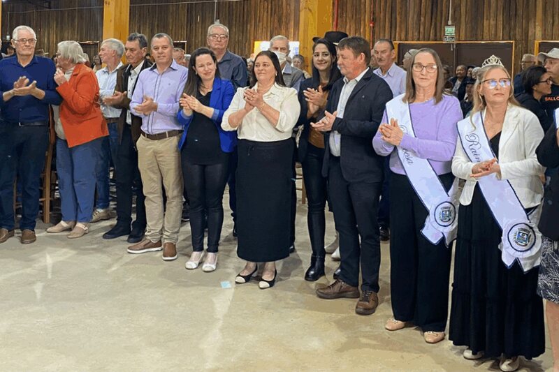 Baile da Terceira Idade reúne mais de mil pessoas e 30 grupos