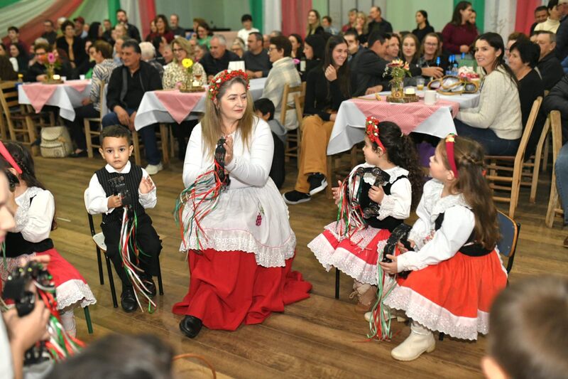 Filó da Escola São Roque celebra cultura italiana com tradição, gastronomia e envolvimento comunitário em Aratiba