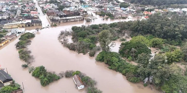 Chuvas no RS deixam série de municípios com transtornos