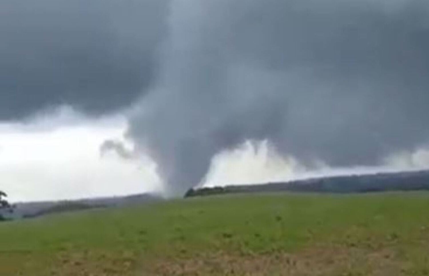 Tornado atinge Pedro Osório e provoca destelhamentos e queda de árvores no Sul do RS