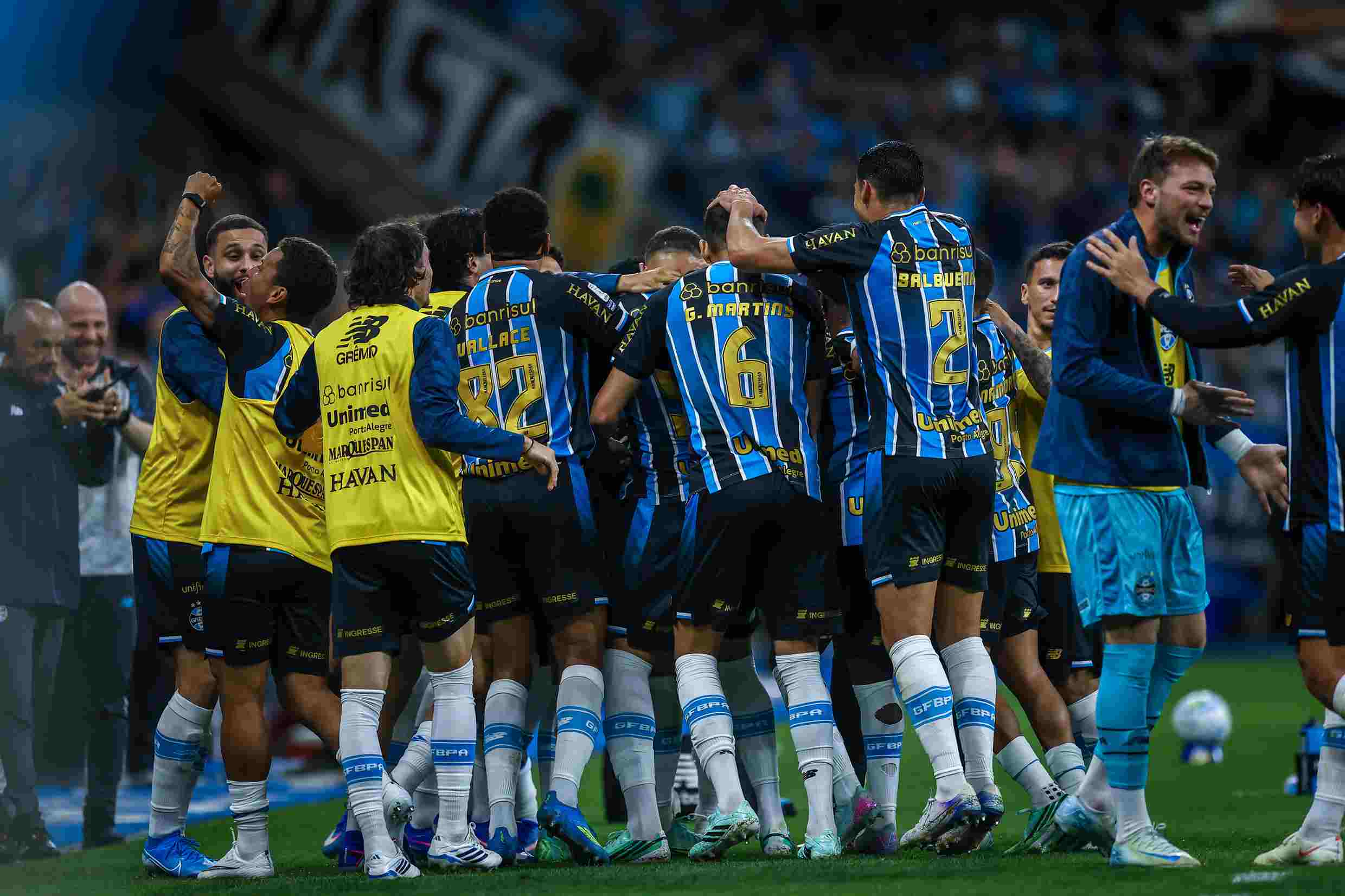 Grêmio vence o Athletico-PR por 2 a 0, deixa o Z-4 e empurra o Inter para a zona de rebaixamento