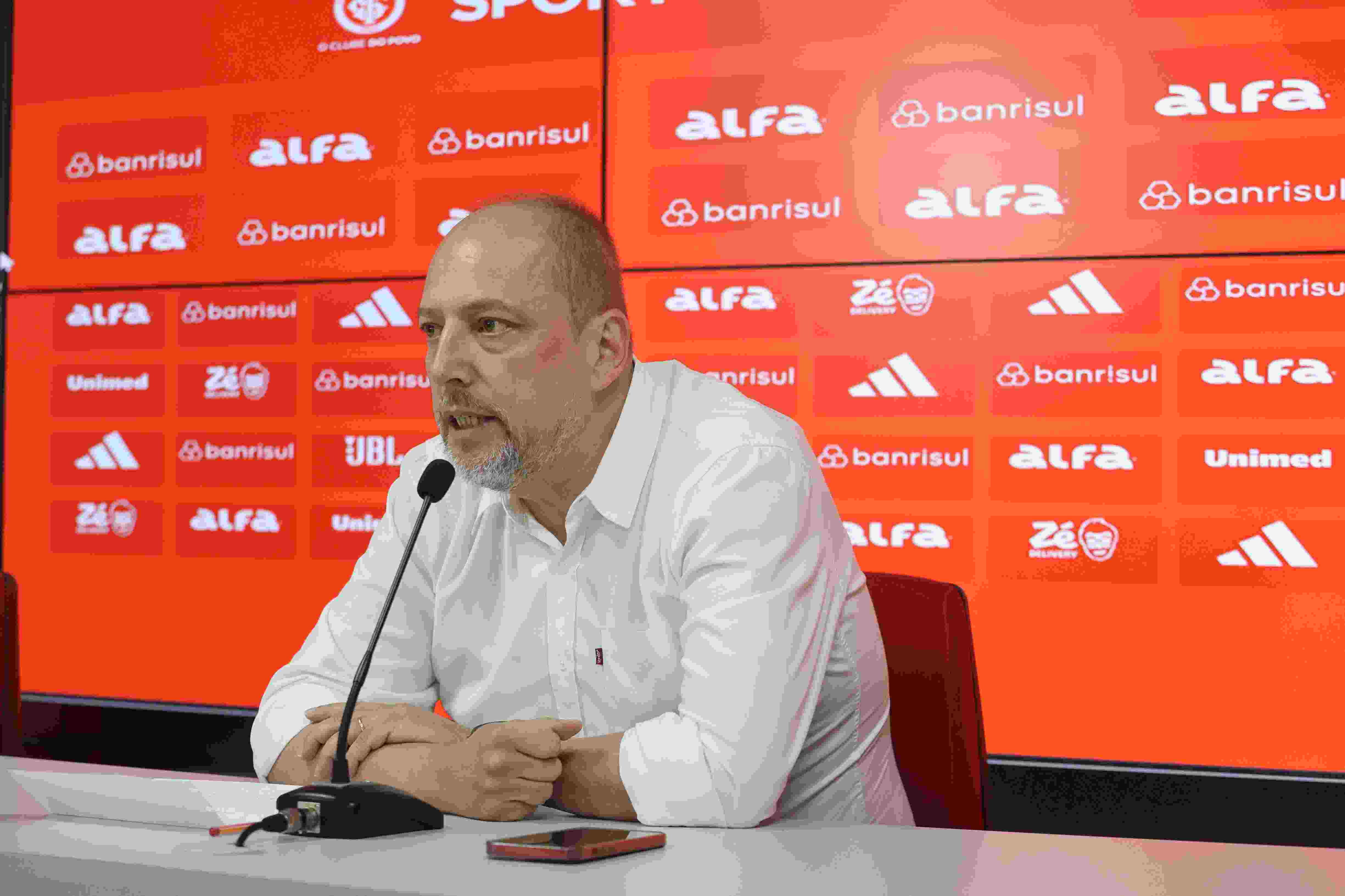 Presidente do Inter reclama de pênalti não marcado e pede expulsão de Renê após derrota para o Fluminense